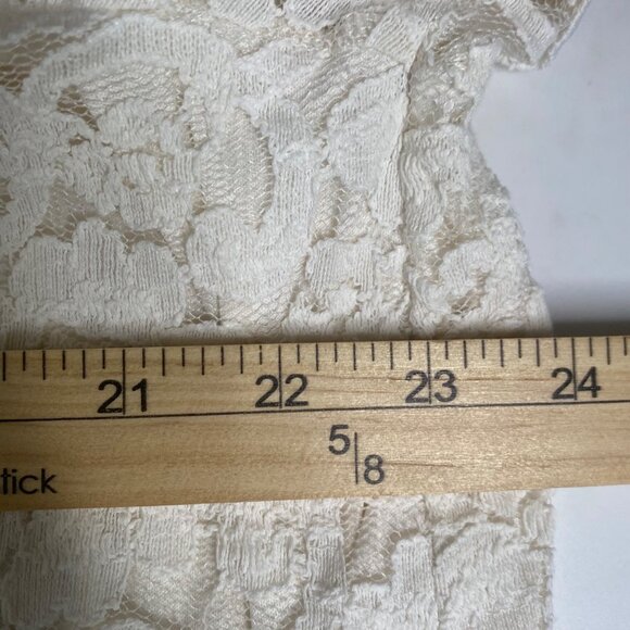 Torrid‎ Lace V-Neck Top Womens Size 3 US 3X White Floral Design Short Sleeve - Picture 8 of 8